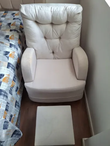 Poltrona de amamentação com suporte para pés em perfeito estado