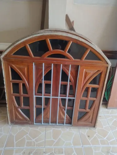 Janela de Madeira angelim.