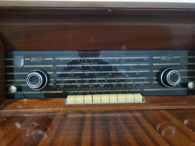 Radiola / Vitrola Philips Antiga Anos 60 Móvel Madeira Stereo