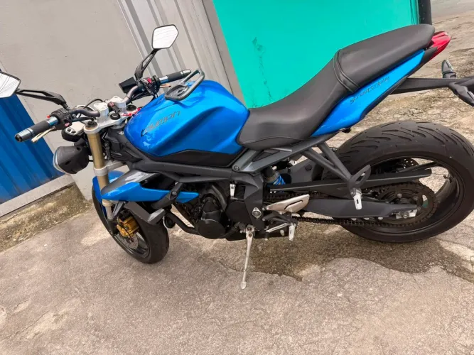 Vendo Triumph Street Triple 675cc 2014!