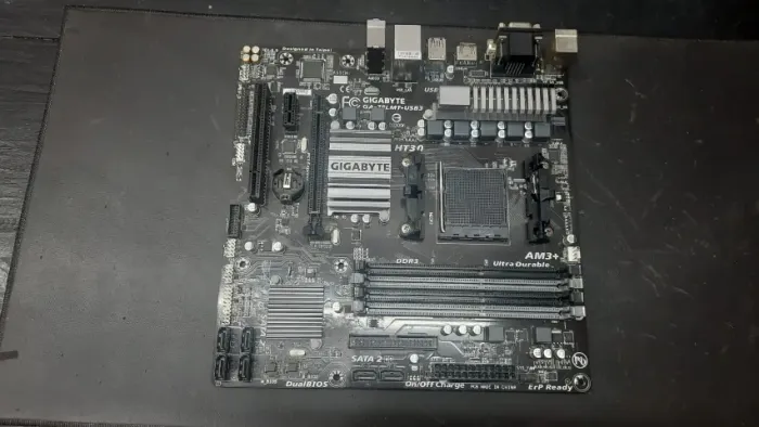 Placa Mãe Gigabyte GA-78LMT-USB3 (Defeito)