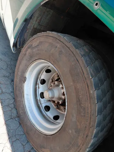 Pneu 275 com roda