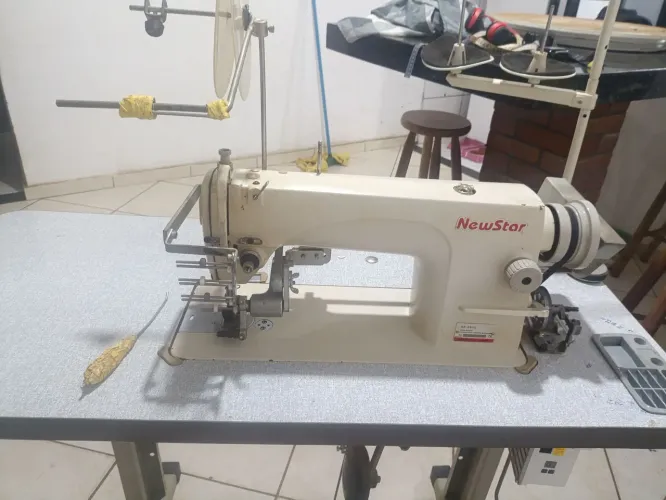 Máquina de frufru com aparelho e motor adaptador e silencioso 