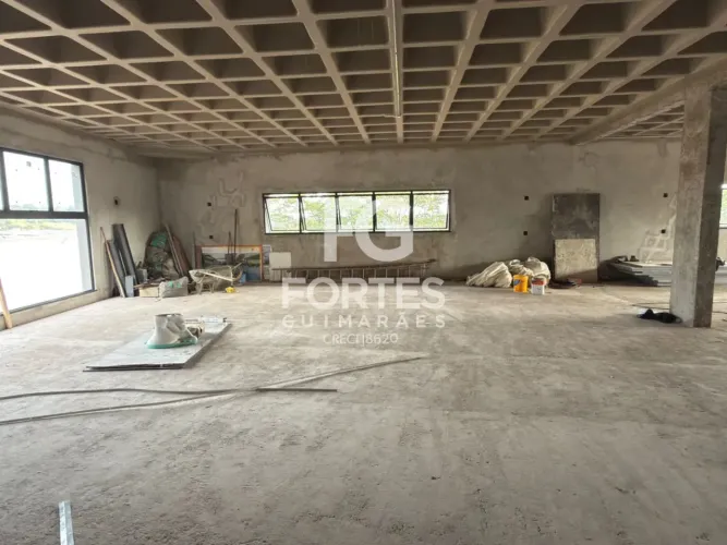 Sala comercial ampla em primeira locação, localizada no pavimento térreo, com 147,72m² de