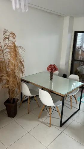 Mesa estilo industrial com 4 cadeiras eiffel 