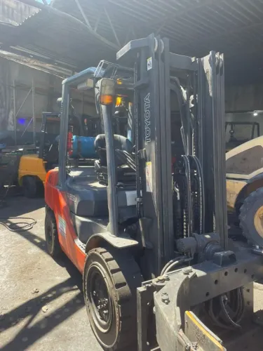 Empilhadeira Toyota 3500 kilos