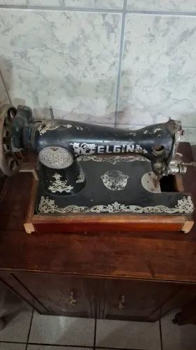 Máquina de costura Elgin velha