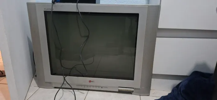Televisão CRT grande