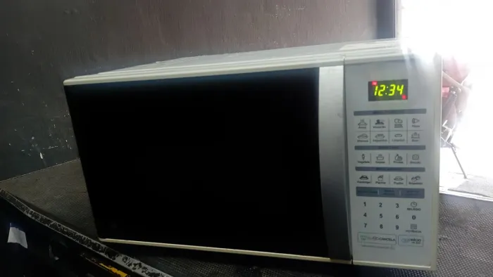 Micro-ondas LG 30 litros bem conservado