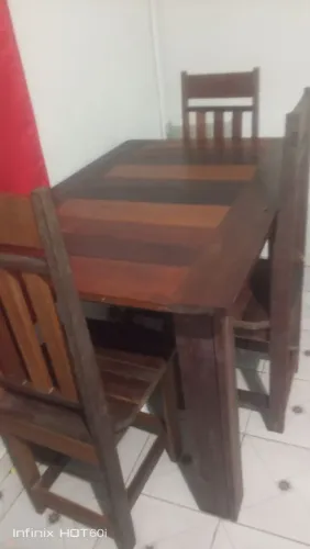 Mesa com 4 cadeiras 