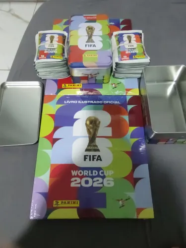 Kit 100 Pacotinhos/Envelopes Figurinhas da Copa do Mundo 2026 + Lata Colecionável e Álbum