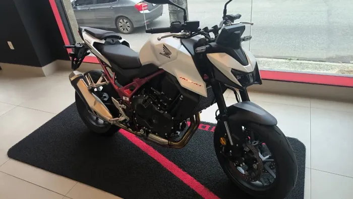 HORNET 750