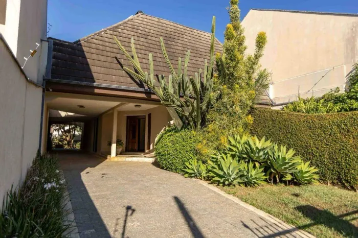 Casa com Perfil Corporativo no Vista Alegre | 330 m² | Ideal para Escritório, Clínica ou S