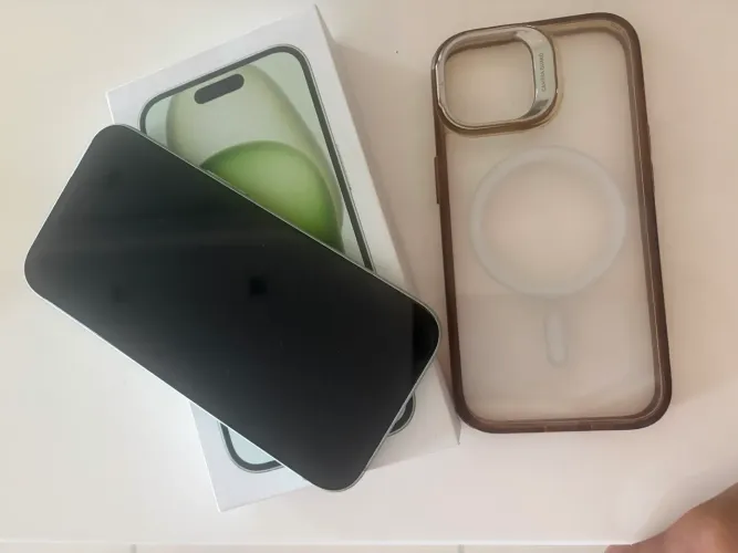 iPhone 15 - 128Gb Usado (com capa e película)
