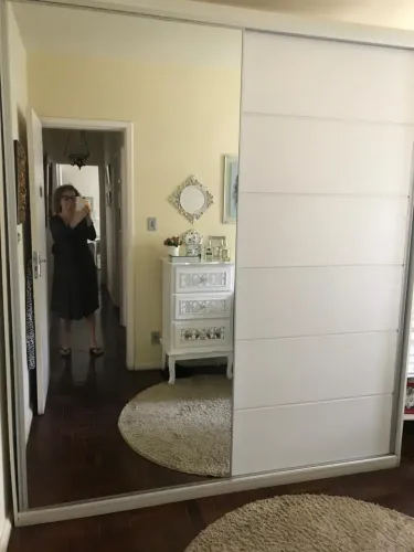 Guarda roupa em mdf com porta de espelho