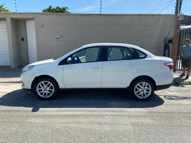 Fiat Grand Siena Essence Dual. 1.6 Flex 16V 2016
