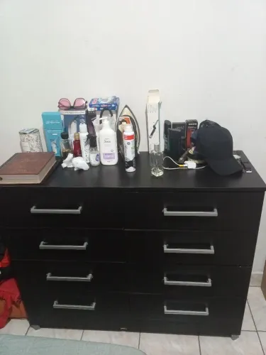 Cômoda preta com 8 gavetas