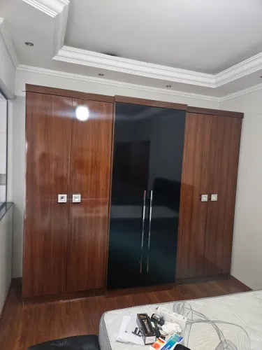 Jogo de quarto completo com cama de casal com dois criados, guarda roupas, cômoda.
