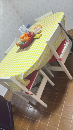 VENDO MESA COM CADEIRAS