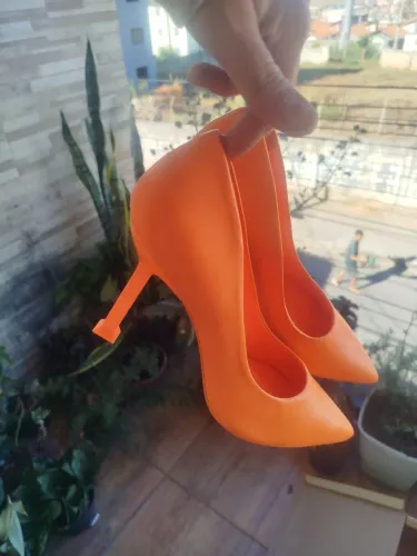Scarpin laranja Arezzo 37