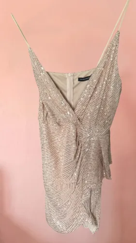 vestido curto dourado para festa