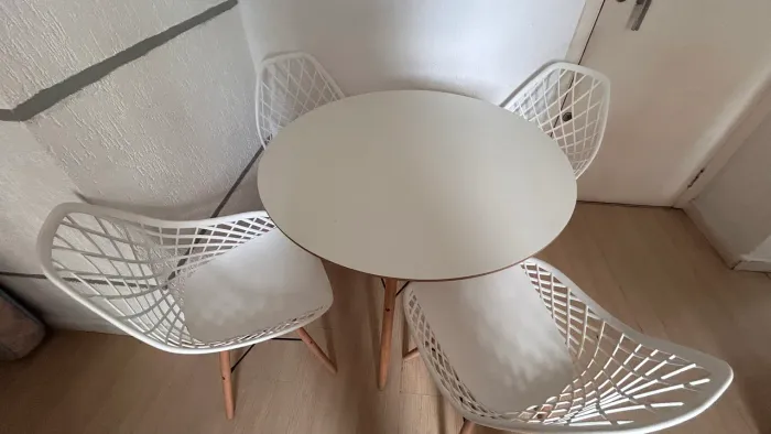 Mesa de Jantar Redonda com 4 Cadeiras - Branca - Ótimo Estado