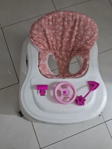 Andador de bebê rosa em otimo estado por apenas RS 80