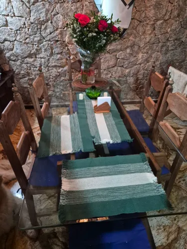 Mesa de madeira com 6 cadeiras