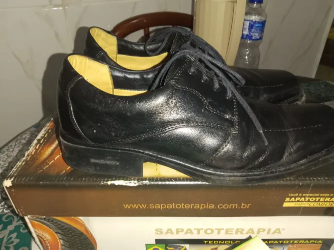 Sapatos de Couro,de luxo, originais, NOVOS, número 38, $100 cada par.