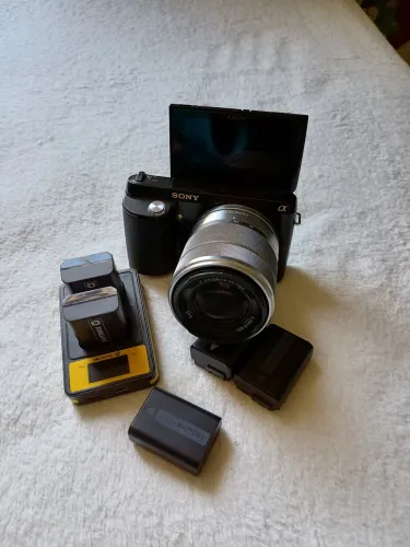 Câmera Mirrorless Sony Alpha NEX-F3 + Lente 18-55mm + 4 Baterias + Carregador Duplo