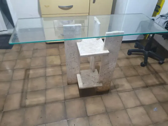 Mesa com suporte de mármore 