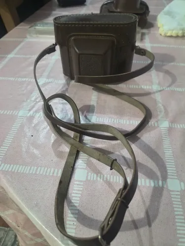 A câmera é uma Global 35, uma câmara fotográfica analógica mecânica de 35mm.