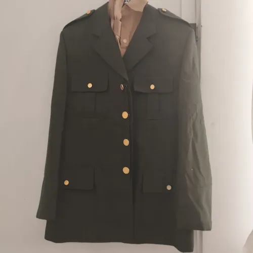 Túnica verde oficial + camisa bege manga longa + gravata bege