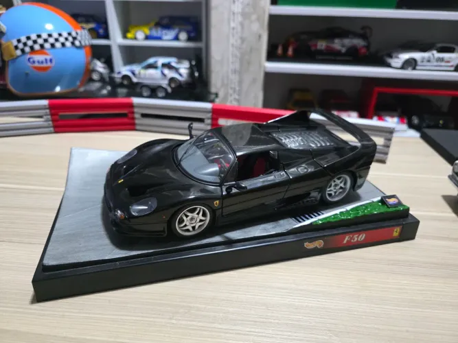 Miniatura 1.18 Ferrari F50 Hotwhels c base temática Mônaco