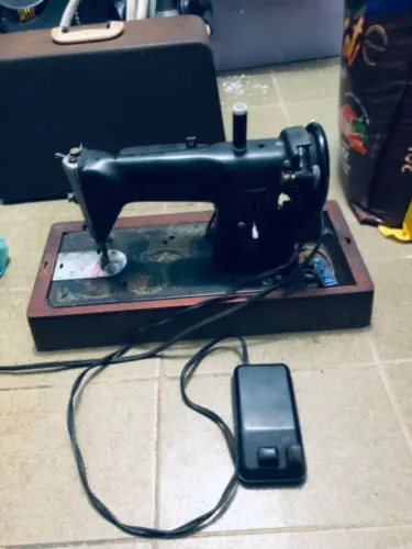 Máquina de costura SINGER, modelo 15C.