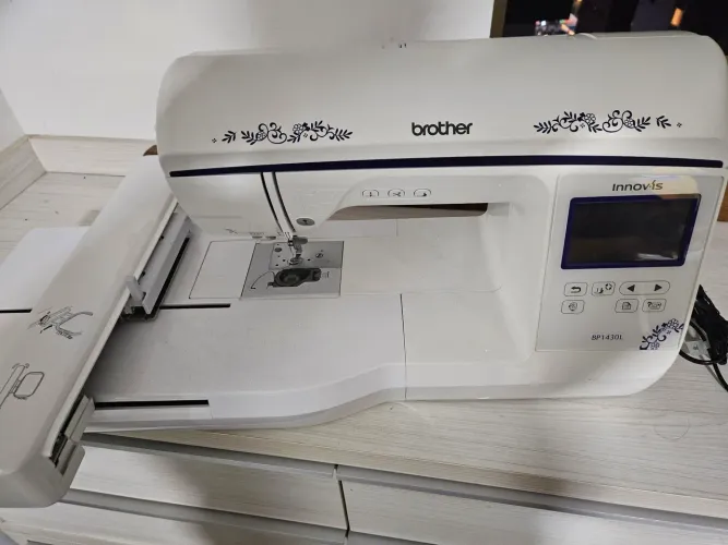 Máquina de bordar BROTHER nova