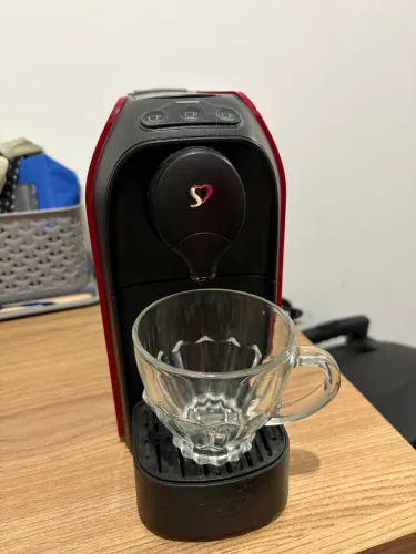 Máquina de Café Expresso Três (3) corações 