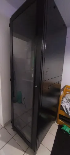 Armário de aço preto com rodinhas porta de vidro 