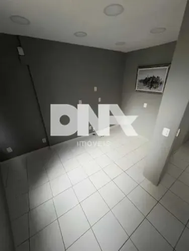 EXCELENTE SALA DIVIDIDA EM RECEPÇÃO MAIS 3 AMBIENTES REFORMADA ,COM VAGA EM EDIFICIO GARAG