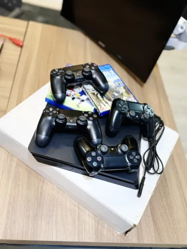 PS4 SLIM 1 TERA 4 CONTROLES PRA VENDER HOJE