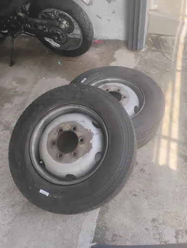 Vernde-se 2 pneus com rodas