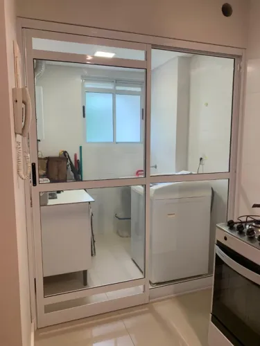 Porta de correr em vidro e alumínio