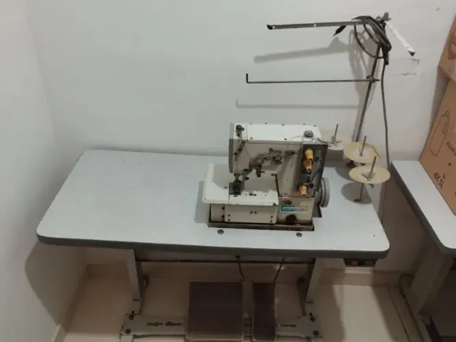Máquina de Costura Galoneira
