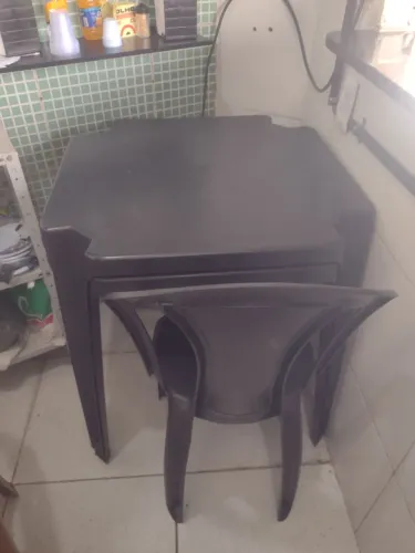 Mesa e cadeiras de plástico 