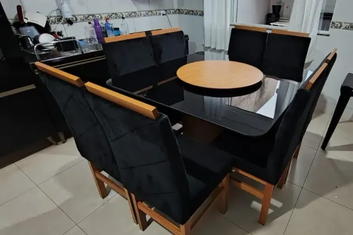 Mesa vidro laqueado com 8 cadeiras semi nova