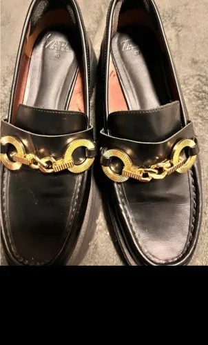 Mocassim Zara original usada  apenas 2 vez . Número 39. No calcanhar tem uma "almofadinha"