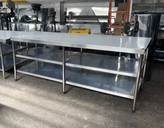 Mesa com 2 prateleira inferior lisa