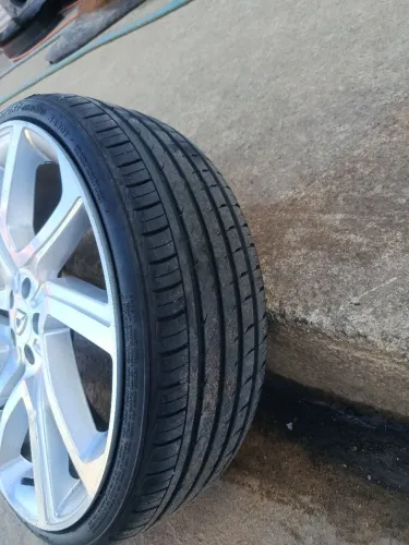 Vendo rodas e pneus juntos ou separado, 3 meses de uso em excelente estado.