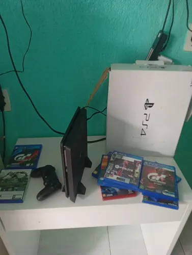 Vendo um Playstation 4 slim.