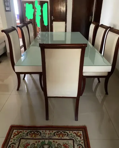 Vendo mesa com 8 cadeiras com arte em marchetaria revestidas em couro legítimo branco